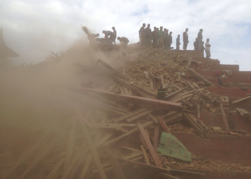 Illustration for article titled Photos from the devastating 7.8 magnitude earthquake in Nepal